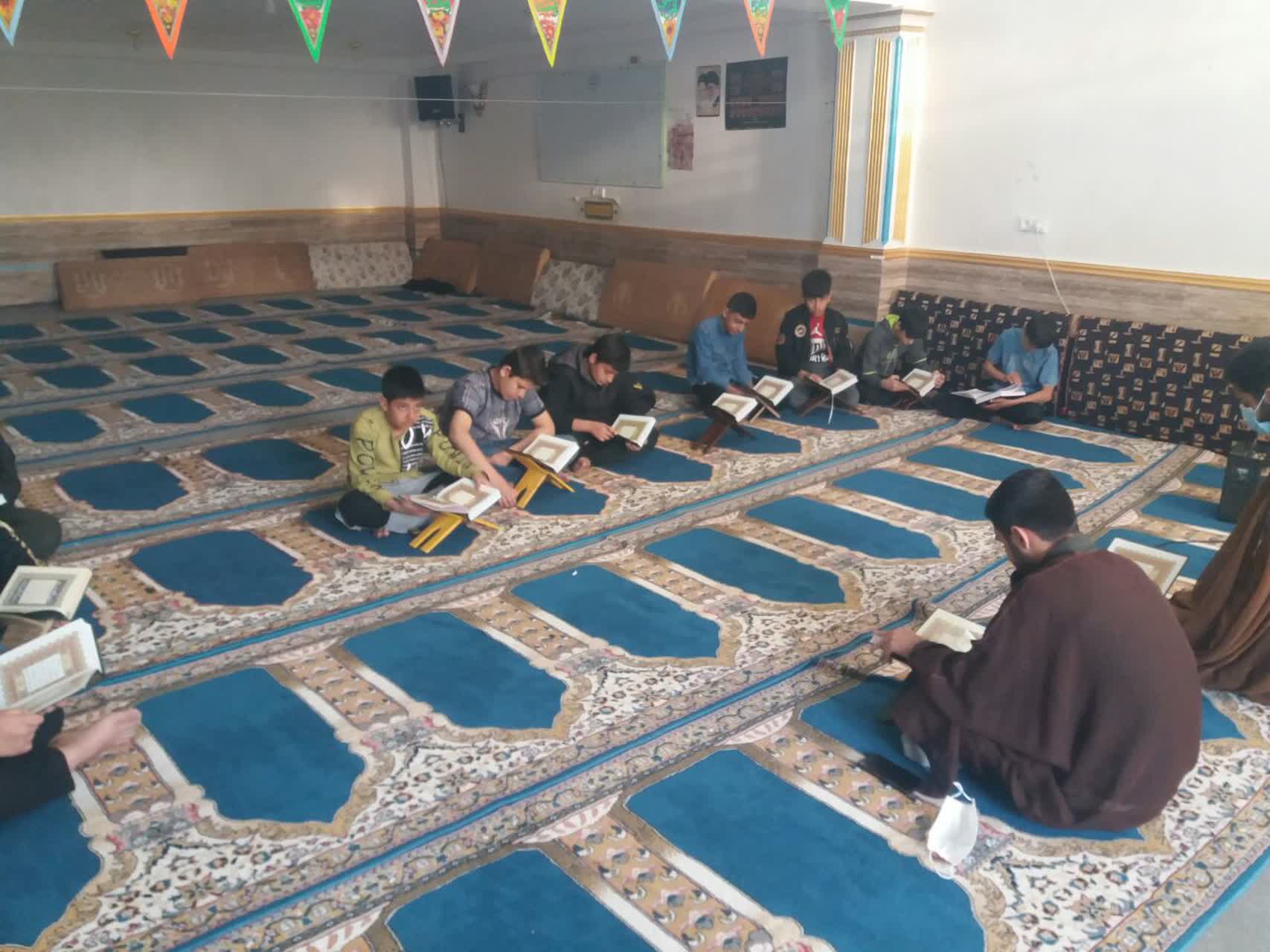 برگزاري محافل جزء خواني قرآن کريم در کانون فرهنگي هنري در روستاي حضرت خديجه (س) خرم آباد